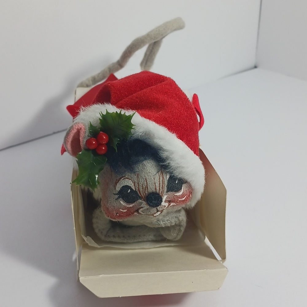 Vintage Annalee Christmas Santa Mouse In A Gift Box Present Figure